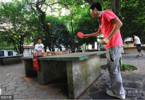 　　来到大学后，丰富多彩的高校生活，更让他理解了生命的意义。起初，很多人出于好奇，盯着他看。但随着时间的推移，大家对他渐渐熟悉，看他的目光也从好奇转为敬佩：每天去教室，回宿舍，他总是一路跳行；学校的集体活动，他从不请假；他还主动找同学们玩体育项目。打乒乓球，他一只脚可以站着连打十几局；打排球，他一只脚弹跳，照样能轻松扣球；一些趣味运动，他还能充当主力。