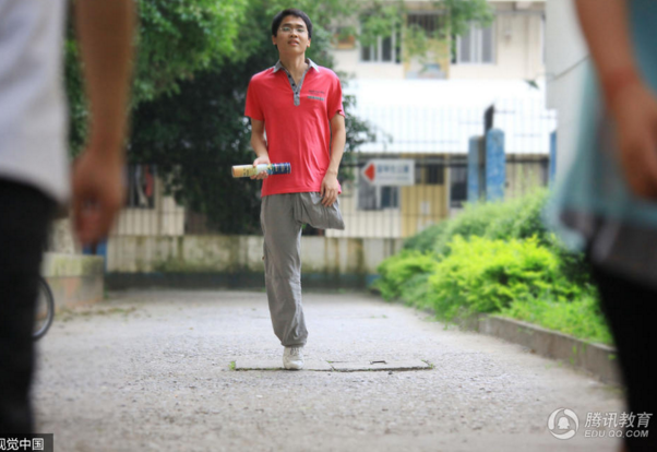 　　了解他的同学都有同一个感受：他跟正常人没什么太大区别。其实在郭波的内心，每时每刻都渴望做一个健全的人。每当夜深人静时，他总会想：如果他有一双健康的脚，他会去很多地方，帮助很多不幸或是贫困的人。但事实是残酷的，任凭自己想再多，也无法改变独脚的事实。所以他认定一个理：每个人都会遇到困难与挫折，这些困难有大有小，关键是看个人用怎样的心态去面对，用怎样的方法去克服。对待身边的同学，或是校友，他总是满脸笑容，他的乐观和阳光感染了周围很多人。毕竟比常人少了一条腿，很多朋友替他的前途担心。但他却信心十足地说，他始终相信，路就在脚下。