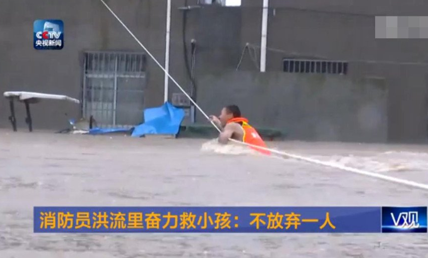 　　近日，因连降暴雨湖北新寨村被淹，40多户居民被困，当地消防赶来救援。救一名3岁孩子时，消防员刘晓鹏只能一手举孩子一手拽绳挪。多次差点被冲走，他仍咬牙把孩子带回，“我不能放弃一个人！”图为消防员通过绳索到达居民家。