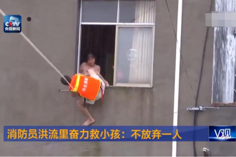 　　消防员抵达居民家。