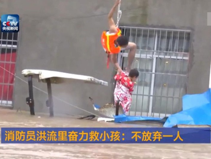 　　他只能一手举孩子一手拽绳挪。