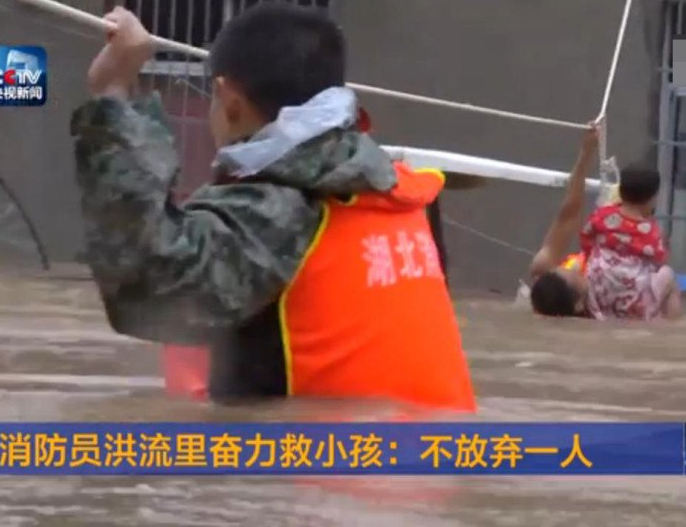 　　另一名消防员赶到。