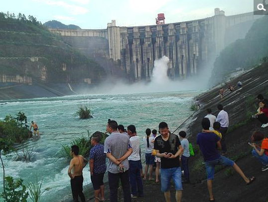 　　7月2日下午至3日中午，长阳清江隔河岩水电站大坝自98年后第一次开闸泄洪，水库里的大鱼随着奔腾的洪水被冲下来，巨大的水流和落差导致大鱼头部砸掉，画面相当“惨烈”。