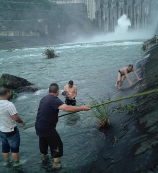 　　大家纷纷下河打鱼上岸，三三两两地把大鱼扛回家。