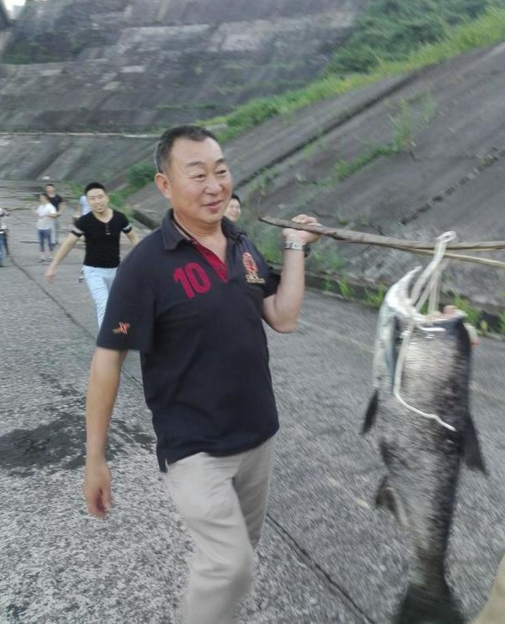 　　民众把大鱼扛回家。