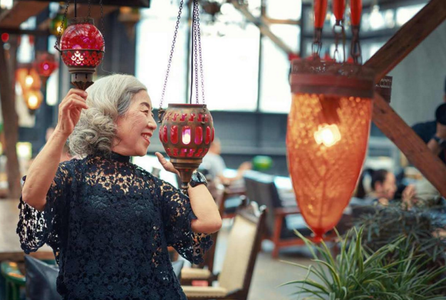 　　印花裙、高跟鞋、大墨镜…这些专属于年轻人的流行单品却被80岁老人演绎得更潮更有味道。家住沈阳的林女士前几天专门为从重庆到沈阳探亲的姨姥准备了一份礼物，就是为她拍一组时尚照。