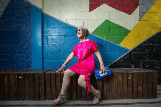 　　拍摄当天林女士为姨姥精心准备了7组造型，除了潮爆的衣服和配饰，还有让年轻女孩望而却步的大高跟鞋。“那双鞋鞋跟有10厘米，我们拍的时候很担心，本想让她穿着照几张就脱下来，结果她说不行这样出不来效果。”造型上，姨姥脸上的斑点与皱纹也没有刻意遮盖，更没有让摄影师过分去修。“因为我们想拍出最自然的一面，不是那种拍出来谁看了也不认识的。”