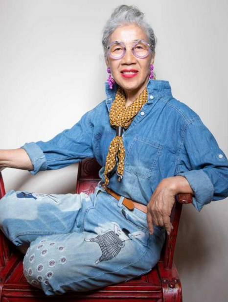 　　姨姥每年还要出门旅行，自己一个人坐飞机也没事。这次拍摄因为姨姥要坐第二天的飞机回重庆，所以遗憾只拍了一天。摄影师到现在还觉得意犹未尽，直说时间充足还能拍出更多更美的片子，他半开玩笑地对林女士说：“不行我们就去重庆找姨姥再拍几天吧，因为大伙真的太开心了！”