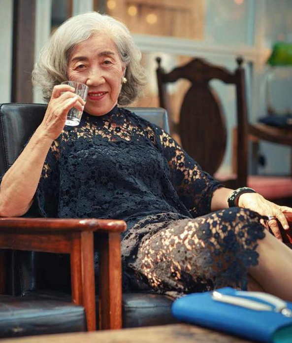 80岁老人拍逆天时装照 看姨姥的现代生活