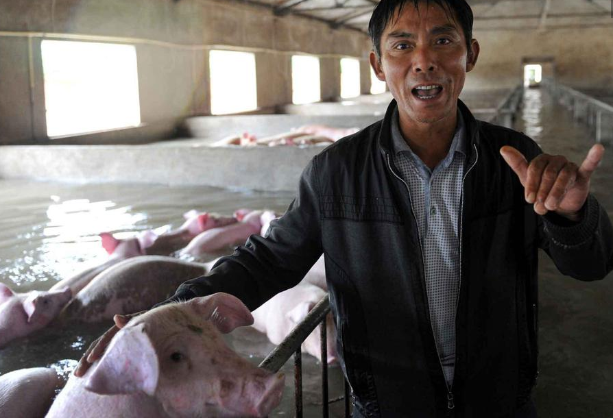 　　7月1日以来，地处大别山区的安徽省六安市舒城县连降大到暴雨，丰乐河舒城段多处溃堤，沿线多处村庄被淹。图为李祖明抚摸着水中的生猪，露出满脸的无奈。