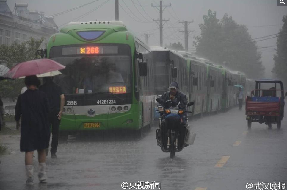 　　7月5日，武汉市蔡甸区消泗南边垸和沉湖两处民堤漫溃。为缓解汛情压力，武汉沉湖破堤放水。5日晚，370多辆大巴驶入武汉市蔡甸区消泗乡，近两万群众连夜转移。