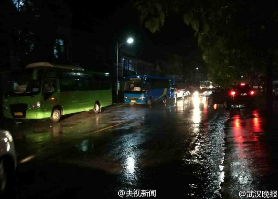 　　5日，蔡甸区消泗南边垸和沉湖两处民堤漫溃，东荆河洪北大堤水位已达26.94米，超警戒0.44米，逼近27.08米的历史高位。考虑到大雨持续和客水下泄的压力，蔡甸区决定对消泗乡人口进行转移。