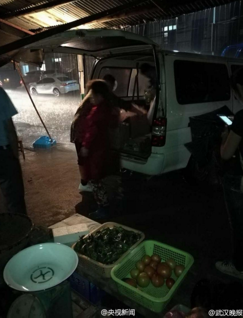 　　根据人口转移安置方案，全乡12个村、1个社区以及水产中心全部转移到周边乡镇，共4951户、19138人。当晚20时许，上百辆大巴车陆续驶入消泗乡，帮助转移群众。