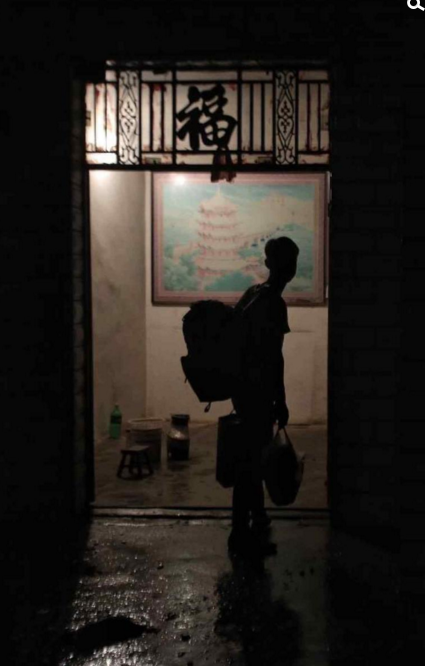 　　蔡甸居民离开家之前，背着大包小包的他又回望了一眼自己的家。