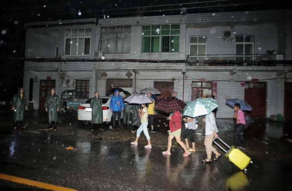 　　半夜，蔡甸居民冒雨离家。