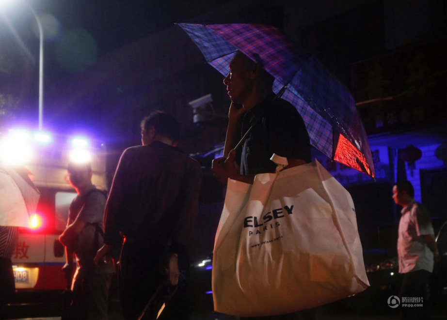 　　居民边打电话边等待转移。