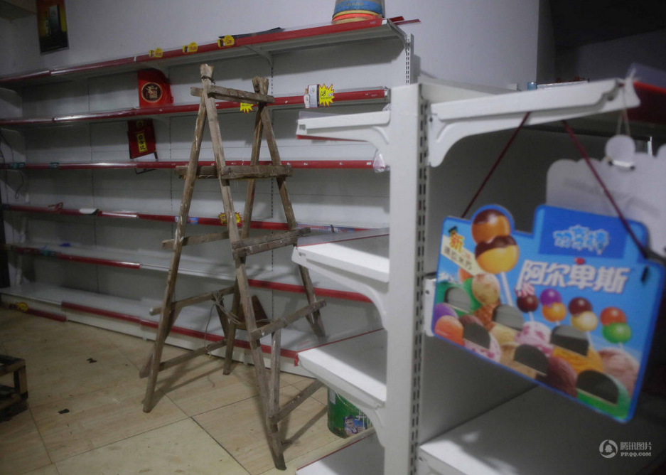 　　超市老板将物资紧急转移。