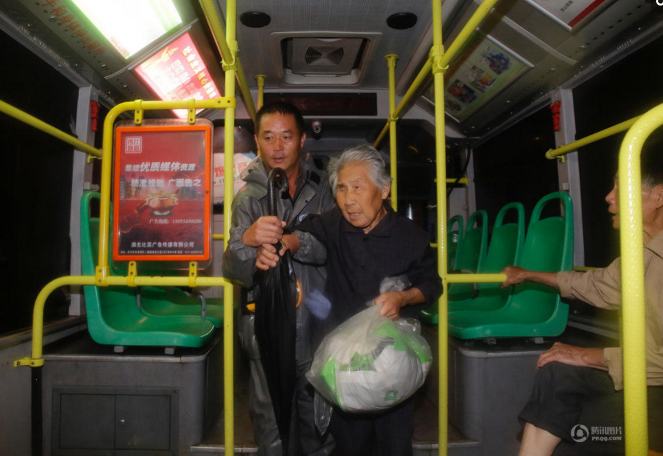 　　据悉，此次转移群众，武汉公交集团出动车辆220多台，蔡甸区出动公交车140余辆。据了解，这是近年来武汉公交集团一次性调集车辆最多的行动。