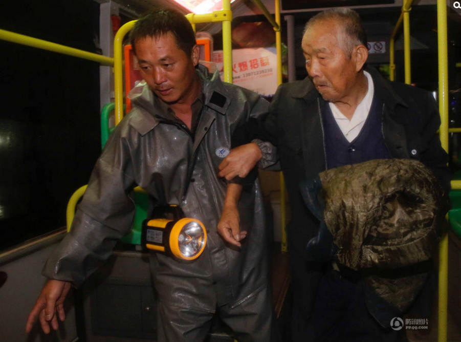 　　居民乘坐公交车转移。