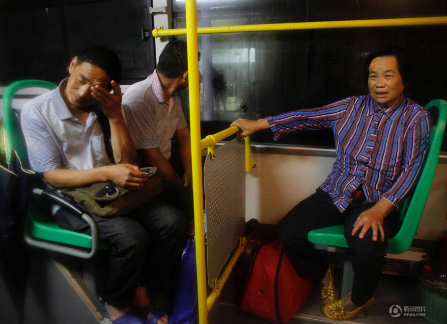 　　居民乘坐公交车转移。