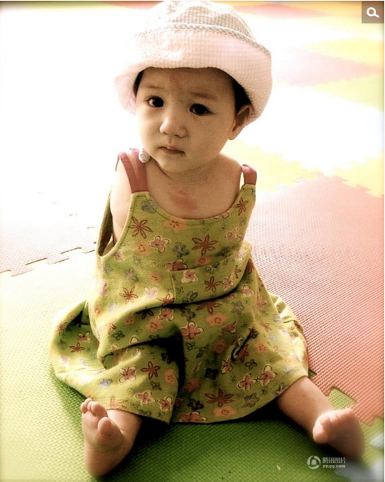 　　2010年，河南洛阳，苏菲·格林生来就没有双臂，这是养父母为其拍下的第一张照片。自此以后，苏菲·格林与她的养父母克里斯蒂安（Christianne）和杰里米（Jeremy）生活在美国犹他州赫尔瑞姆安。