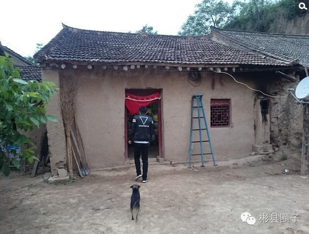 　　刘永珍的妻子名叫计星，老家所在的村子离刘永珍家不远，之前一直在西安打工。2013年农历2月，计星跟随哥哥回老家相亲。经双方亲戚介绍，计星与刘永珍相识，并在不久后举行了订婚仪式。为了结这场婚，刘永珍一家也花销不少。“一共花了20万，礼钱是85800元，再就是买三金花了2万块钱，他们家来的时候拿了1万多，我又给返了3万块钱，还有6万元就是咱过事待客的花销。”记者：“当时结婚的时候家里有钱吗？”刘永珍：“当时没有，全部都是贷的，借的高利贷，一分钱的利息，就是一万块钱一个月还100块钱。图为新婚之夜的小瓦房。”