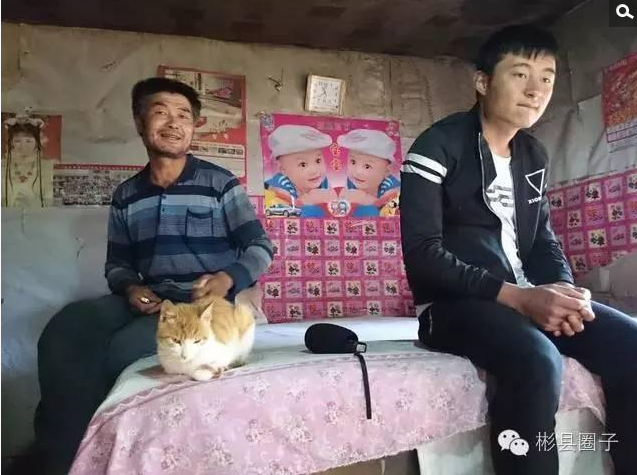 　　生长在黄土沟壑农村里的刘永珍为人老实，从小到大就没有出过乡镇，初中毕业后，他一直在北极镇四海酒店做厨师，一干就是四五年。面对“人财两空”的残酷现实，他怎么也不能接受，几次因为心理压力过大而出现晕倒的情况：刘永珍：“就是结婚以后，人家走了之后把我气得，一直在医院看病，看了七八回，医生就说是大脑受刺激了。”图为刘永珍和父亲。