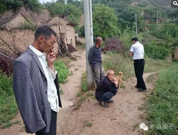 　　其实，在我国农村，因为“高价彩礼”而遭遇婚姻难题的远不只刘永珍一个人。采访中记者发现，彬县边缘的几个乡镇，农村适龄青年结婚难已经成为一个普遍的现象，彬县人民法院办公室主任 刘胜利：高价彩礼只是在北极镇、新民镇等城区外的地区，比较远的乡镇，条件不好的乡镇，那些地方比较穷，地形也不好，越是贫穷的地区越没有女孩愿意嫁过去，越没人愿意嫁过去彩礼越高，已经形成了一个恶性循环，你看城区里彩礼就不高，也就三四万块钱，尤其是跟甘肃正宁县接壤的地区，那里有一个专门的婚姻市场，彩礼已经高达20多万元，永乐镇就是跟正宁接壤了。