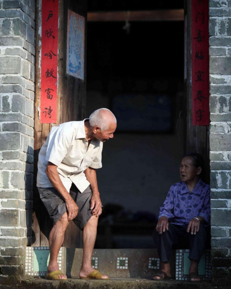 　　韦八嫂说，家里连一床被子都没有，晚上是蜷缩着身体睡觉的。“幸好婆婆对我蛮好，婆婆有一口粮食吃，就分我一部分，我才没饿到，要不然我早就不在人世了。”