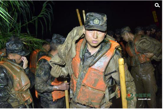 　　在南京高淳水阳江堤坝上记者看到，从7月3日下午16：00开始，近300名官兵抵达，直至晚上22：00，连续奋战6小时，成功加固堤坝，搬运土方1030立方米。
