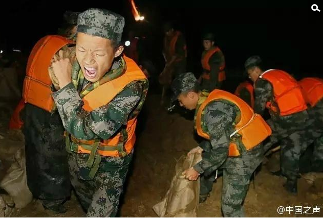 　　据“临汾旅”政委、现场总指挥廖文生介绍，在5月下旬，该旅就进行了大规模的抗洪抢险救灾演练。对克服管涌、排出渗水、构筑子堤、固定滑坡这四项内容进行逐一考核。全旅官兵有信心克服困难，保护好沿岸人民的生命财产安全。