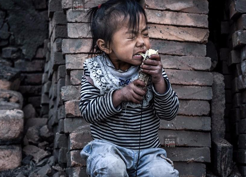 　　孩子啃甘蔗的神态很可爱，但在拍摄的时候心情真得有些沉重，因为这个孩子吃的是在地下捡起别人扔掉的甘蔗头，后来还被他弟弟要走了接着啃。拍时我还在想，下次一定给孩子们带些甘蔗来。