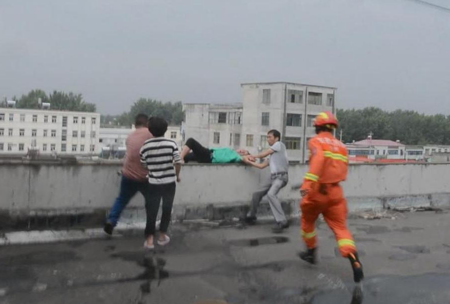 　　千钧一发之际，一消防员瞅准时机，百米冲刺上前将女子抱住救下。