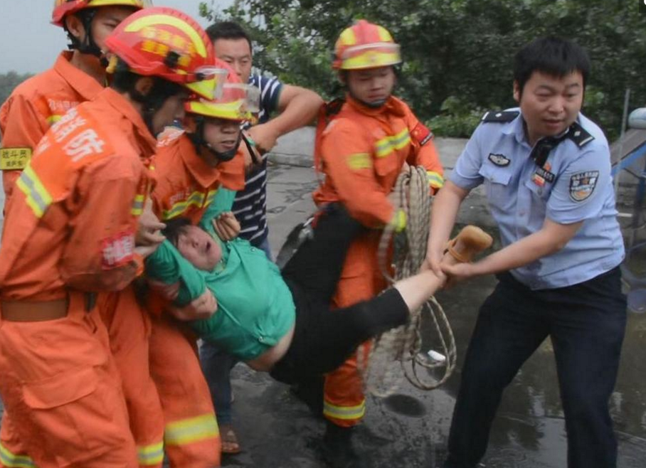 　　三楼阳台据地面约15米，一旦发生意外，后果不堪设想。在劝解无果后，消防员一边让该女子家人与其沟通，一边找准时机准备将该女子救下。