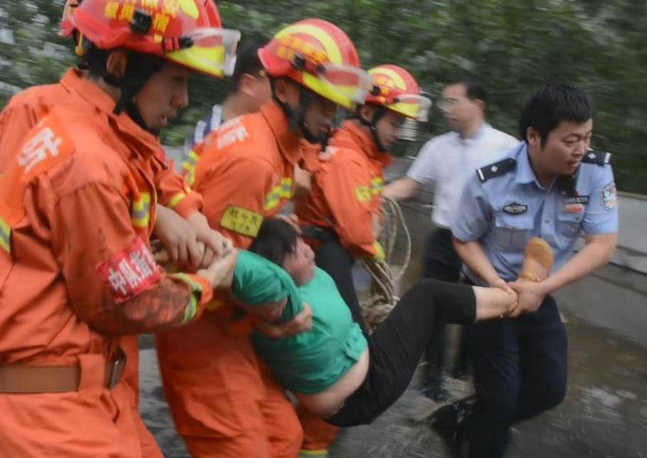 　　这时，女子家人在趁其视线转移的空档，上前试图将该女子拉下，但由于该女子体重较重，又加上挣扎剧烈，一旦失手就会坠楼。