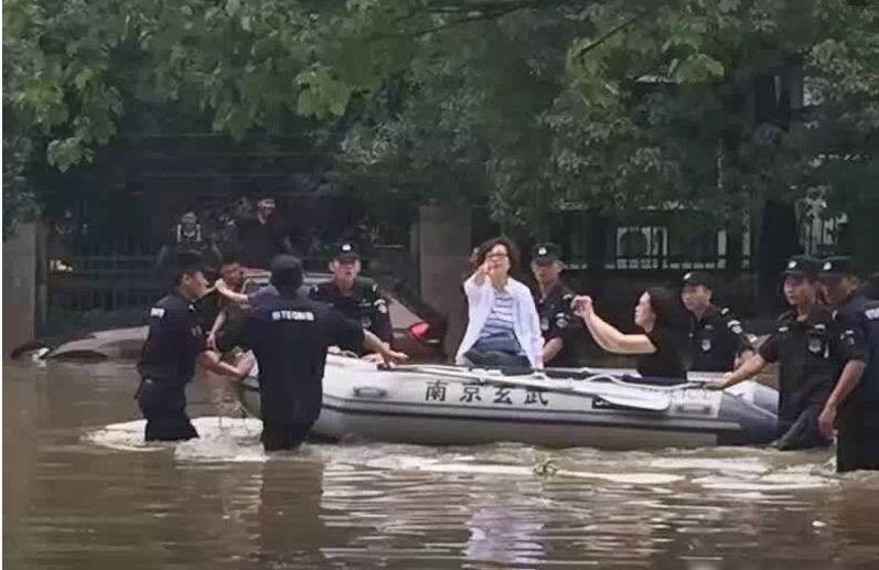 　　2016年7月7日凌晨起，电闪雷鸣狂风暴雨在江苏南京持续了近6个小时。这时，一张领导视察图在社交网络上流传起来。图中，一名中年女子坐在写有“南京玄武”的橡皮艇上，被7名穿着制服的男子护送着，中年女子隔壁还有一名女性在摄影。