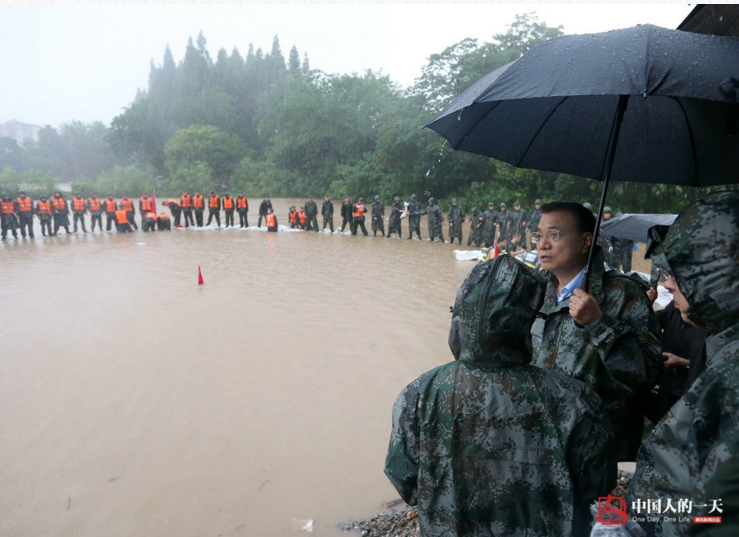 　　入汛以来，南方强降水持续不断，暴雨造成多地受灾，引起全社会的关注，也牵动着李克强总理的心。7月5日至6日，李克强总理两天连赴安徽、湖南、湖北三地部署抢险。深入防汛一线的30小时里，确保人民群众生命安全，确保重要堤防和设施安全，是他反复强调的核心。图为7月6日，李克强总理在武汉市青山区长江干堤倒口湖堤段管涌现场指挥抢险救灾。