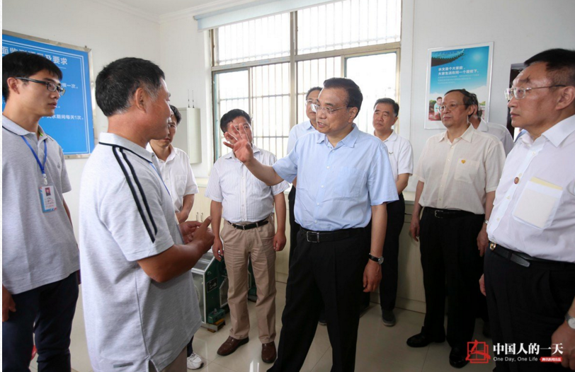 　　他对当地负责人说，你们坚守在淮河防汛核心地带，一定要把保障人民生命和财产安全放在第一位。要以高度的责任感，服务前移，保障到位，让老百姓在洪水面前不害怕，挺起汛区人民的脊梁！