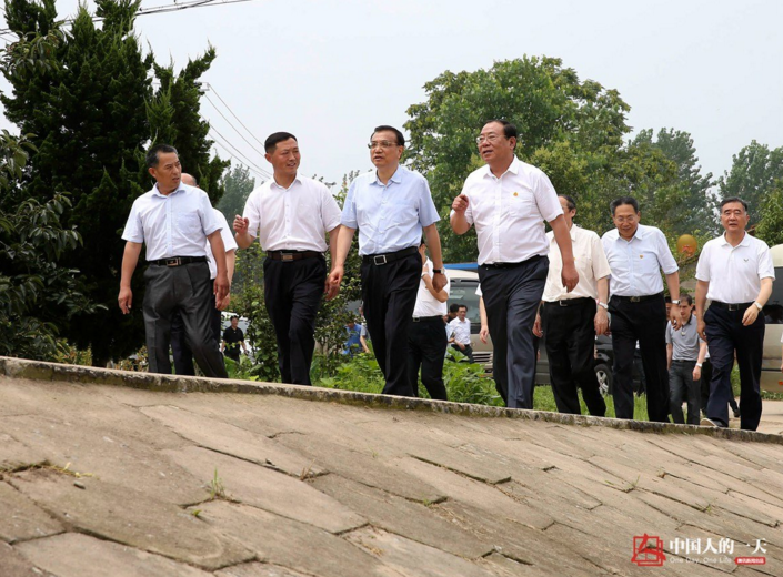 　　随后，李克强总理来到安徽阜阳濛洼蓄洪区内的郑台子庄台视察防汛工作。