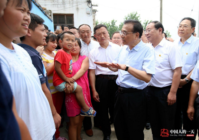　　李克强总理在向民众了解防汛备汛情况。他牵挂这里村民的生活，接连询问庄台的坚固性是否经过考验？万一蓄洪，食品药品供给是否有保障？并强调，蓄洪洼地绝不能变成民生洼地，我们一起努力让你们的生活不断好起来，逐渐变成民生高地。