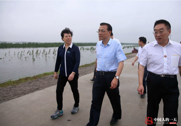 　　结束对淮河防汛的视察，经过飞机、高铁和汽车的连续转场，李克强总理又来到长江沿岸的湖南省岳阳市察看汛情和防汛工作。