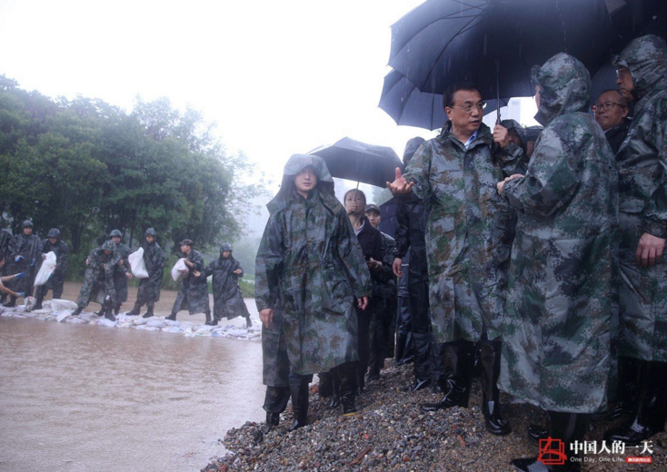 　　李克强向在场参加抢险的解放军、武警官兵、水务工人和其他人员了解情况，询问周围是否还有新的风险点。李克强对现场救援人员说，这里正处在中心居民区，你们肩负的责任重大。虽然长江大堤比过去坚固得多，但绝不能掉以轻心。