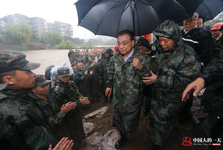 　　在管涌现场，李克强总理要求抢险官兵，不仅要堵住管涌，还要确保人民群众生命安全和长江干堤安全：“最重要的是保人民群众生命安全，保干堤安全，一定要实现这两个确保，能做到吧？”官兵：“能！一定让总理放心。”