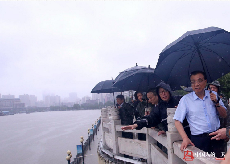 　　李克强总理在长江龙王庙段冒雨察看堤坝加固、物料准备等情况。