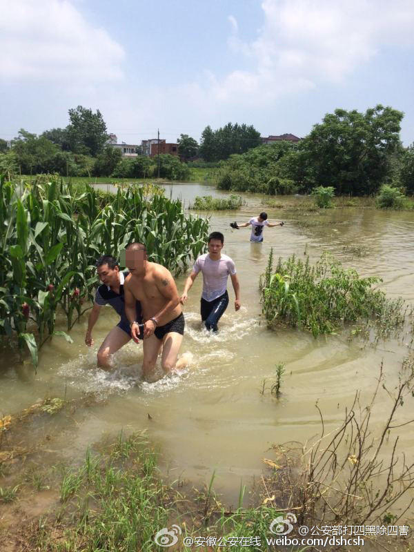 逃犯落网现场图。