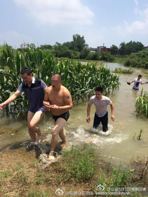 逃犯落网现场图。