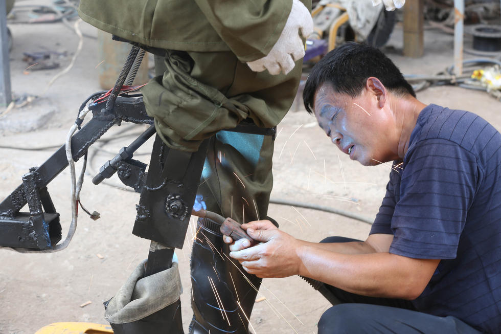 段少杰说，这是其中一个，“八路军耍大刀机器人，坦克机器人，还有谍报机器人其余三个”正在构思选材中。