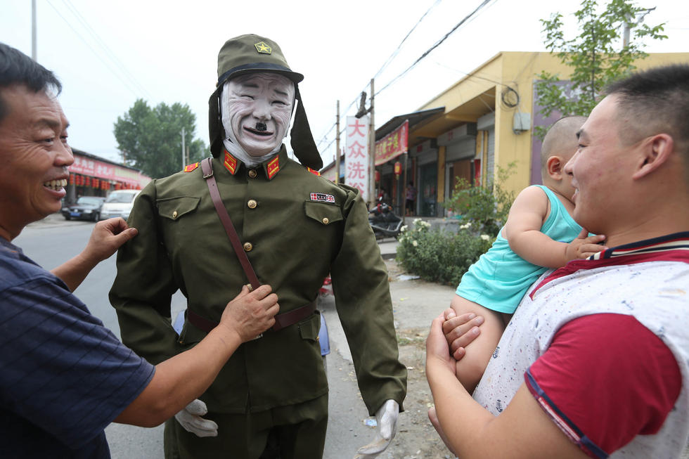 段少杰是一名退伍军人，退伍回乡后，学过画画，也做过电焊工。 他受抗战电影的影响利用废旧材料计划制作抗战系列机器人，经过一年的努力终于制作成功，一人多高的鬼子兵拉车机器人格外引人注目，每天都有上门拍照。