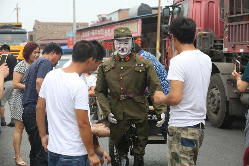 段少杰说，这是其中一个，“八路军耍大刀机器人，坦克机器人，还有谍报机器人其余三个”正在构思选材中。