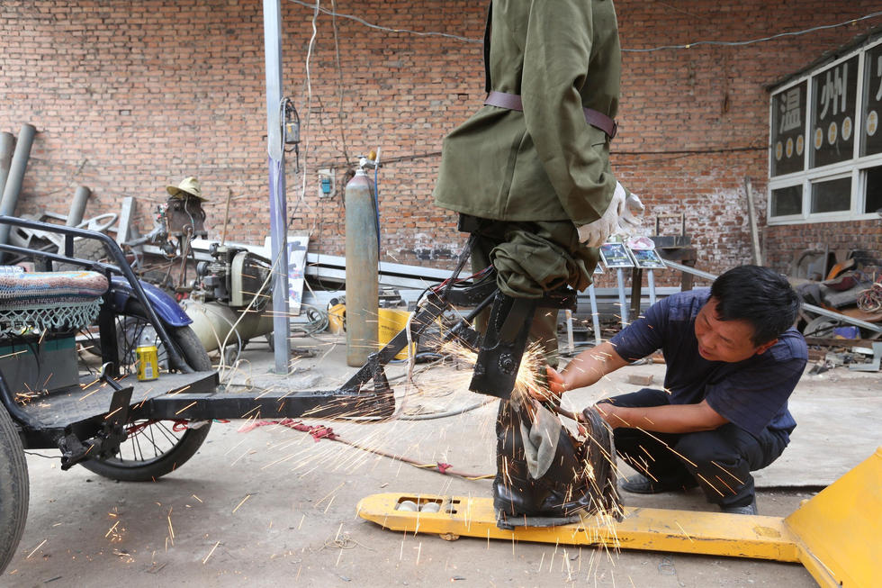 图为段少杰正在安装。